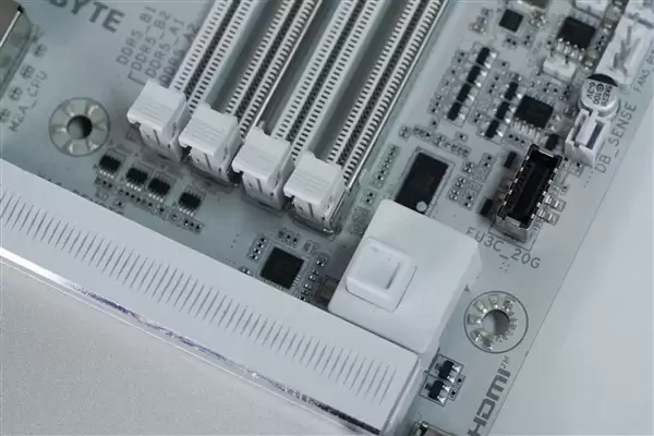 雪景房主机必看！技嘉电竞冰雕Z890 AORUS PRO ICE主板图赏