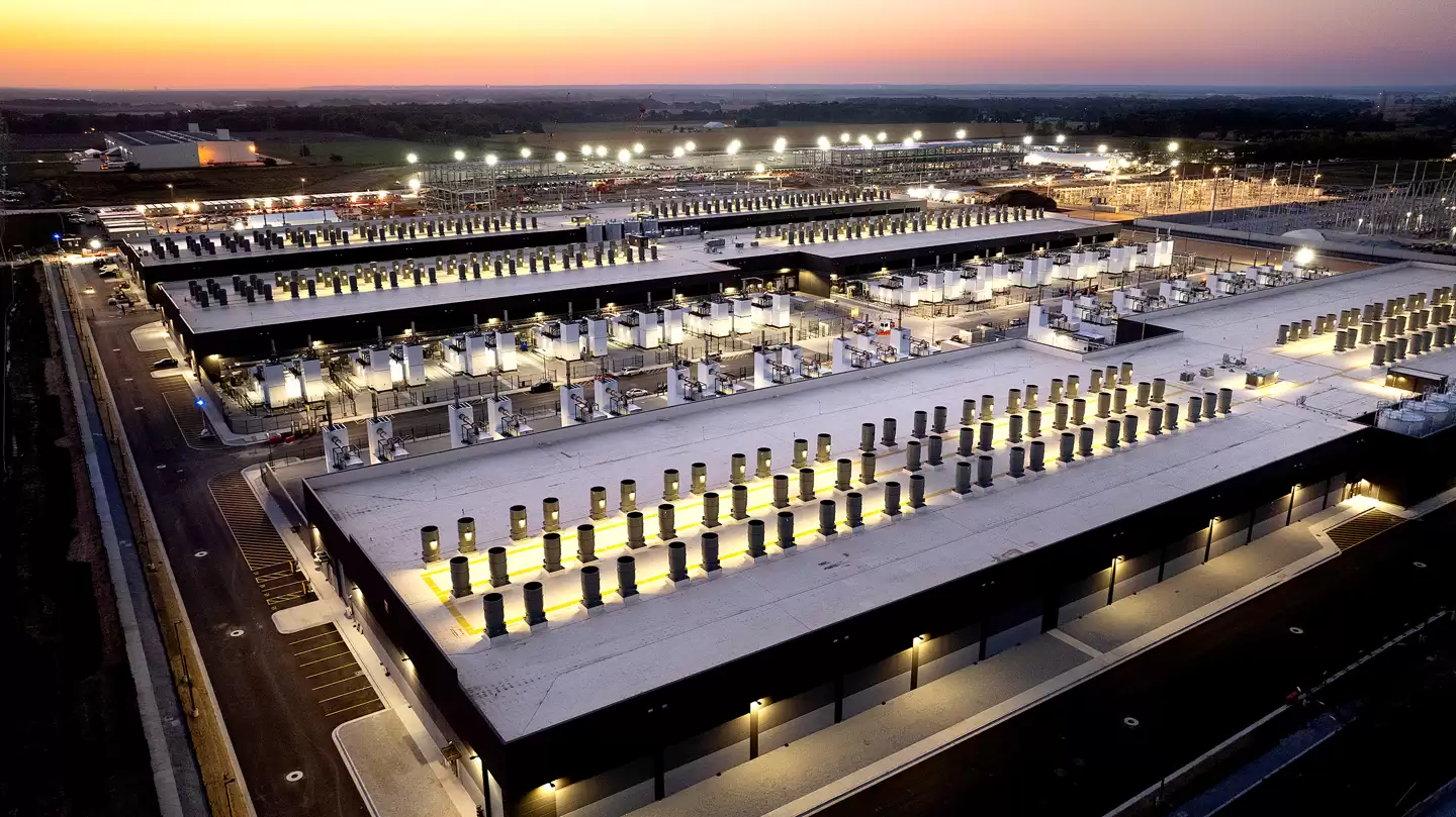 含近50万颗Trainium2 AI芯片：亚马逊AWS投运Project Rainier超级集群