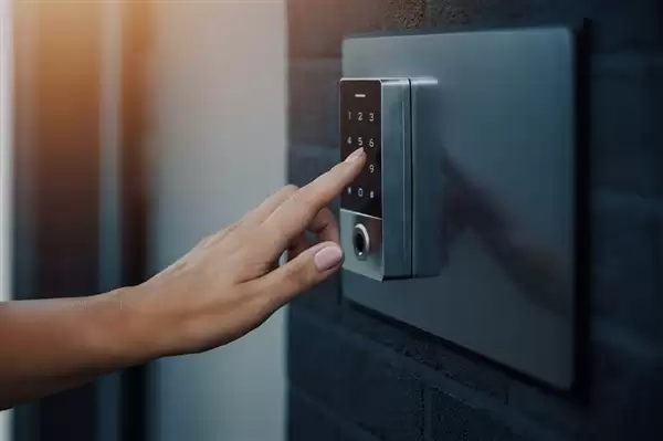 26元深夜上门开锁被收1300元 商家回应