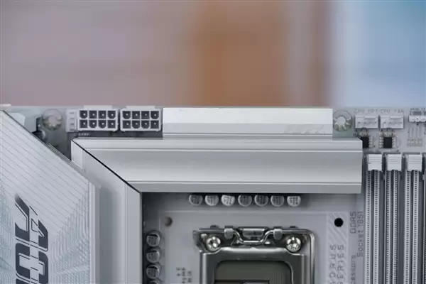 雪景房主机必看！技嘉电竞冰雕Z890 AORUS PRO ICE主板图赏