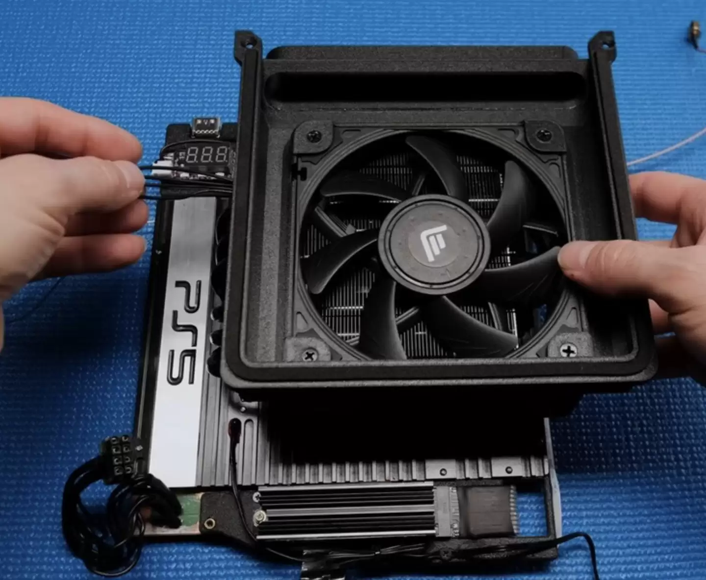 开发者将索尼 PS5 变为“迷你主机”，原版游戏机硬件纳入 6L 机箱中