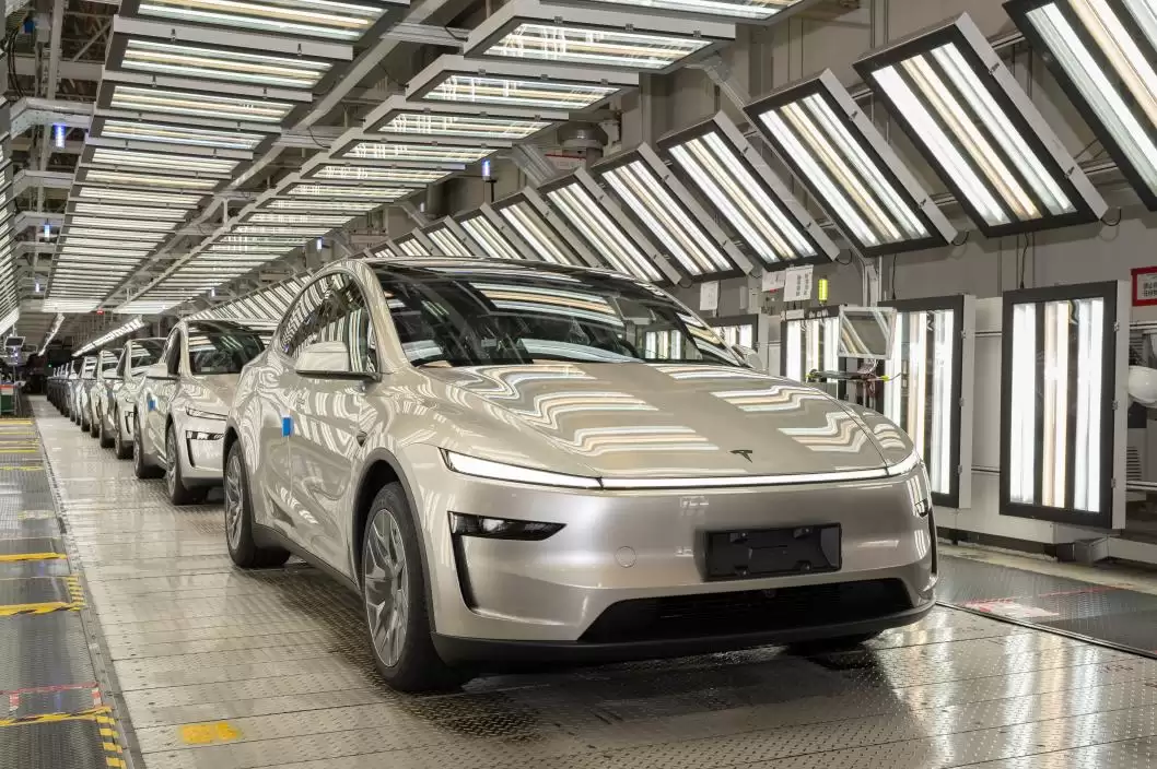 特斯拉 Cybercab 无人驾驶电动车亚太首秀，人形机器人一同亮相进博会