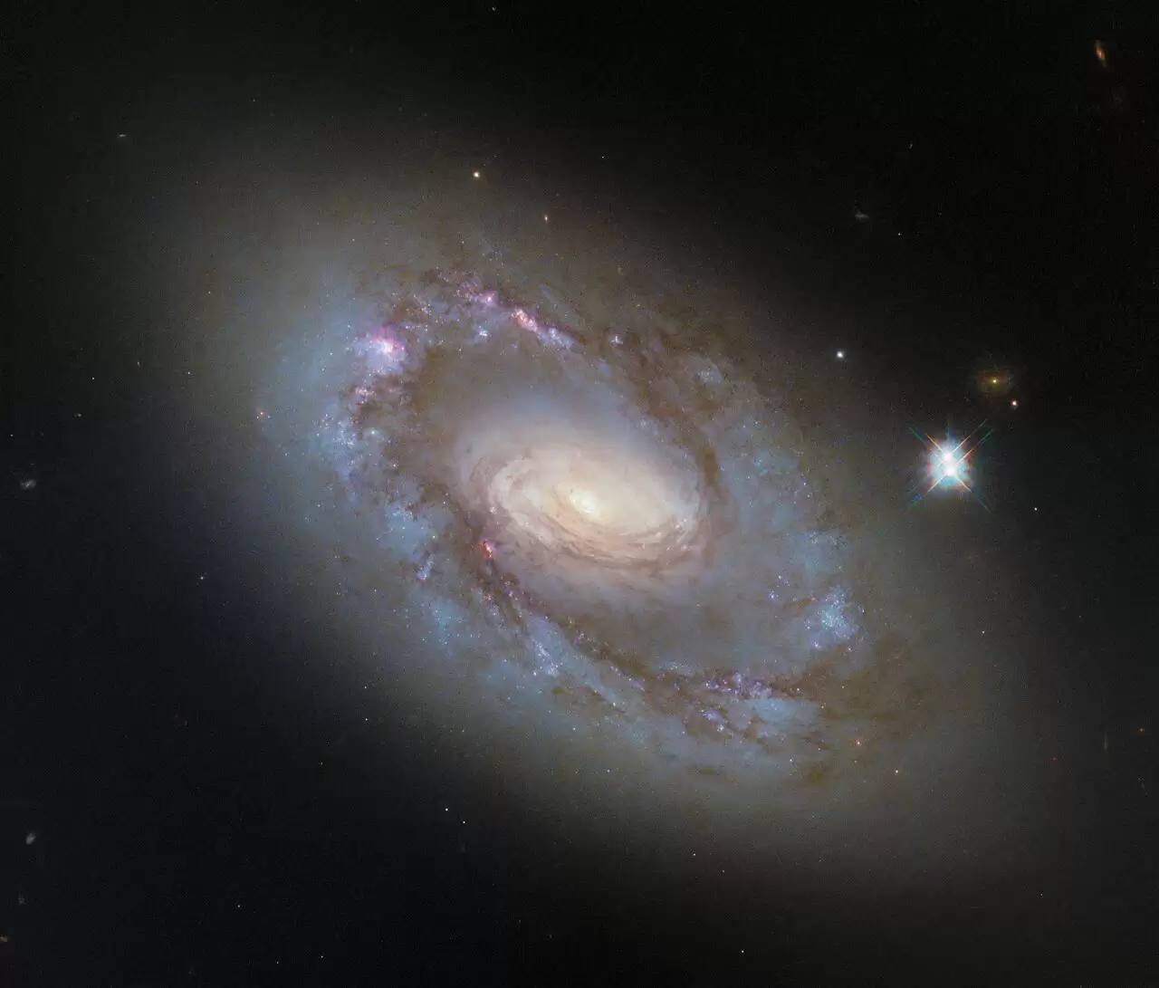 哈勃新图揭密NGC 4102星系核心秘密