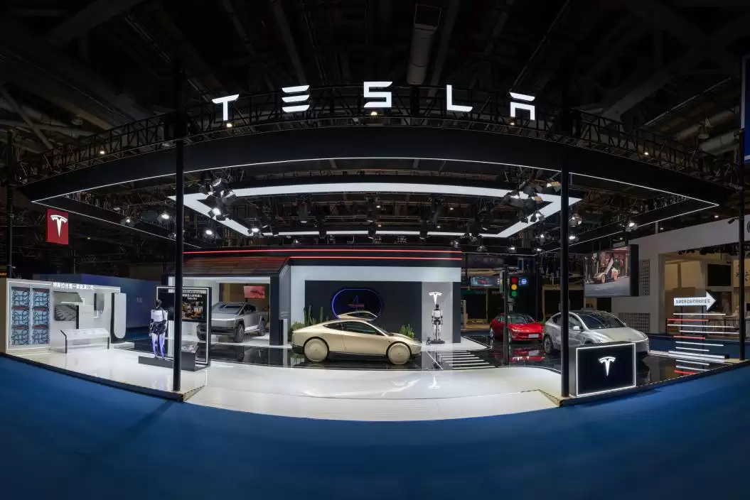 特斯拉 Cybercab 无人驾驶电动车亚太首秀，人形机器人一同亮相进博会