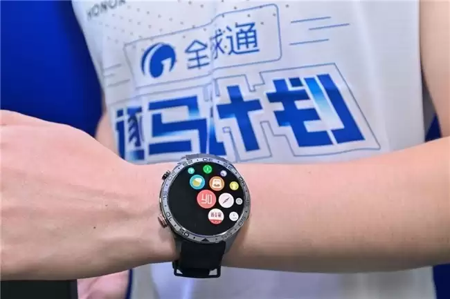 荣耀Magic8系列+荣耀手表5 Pro双buff加持荣耀战队征战北马展硬核实力