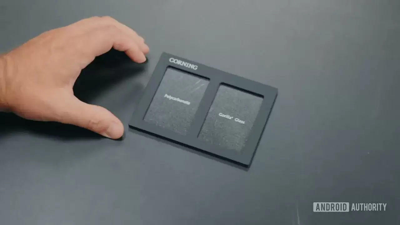 如何“折磨”一块玻璃？初探康宁实验室，机器人自动用砂纸摩擦屏幕盖板玻璃