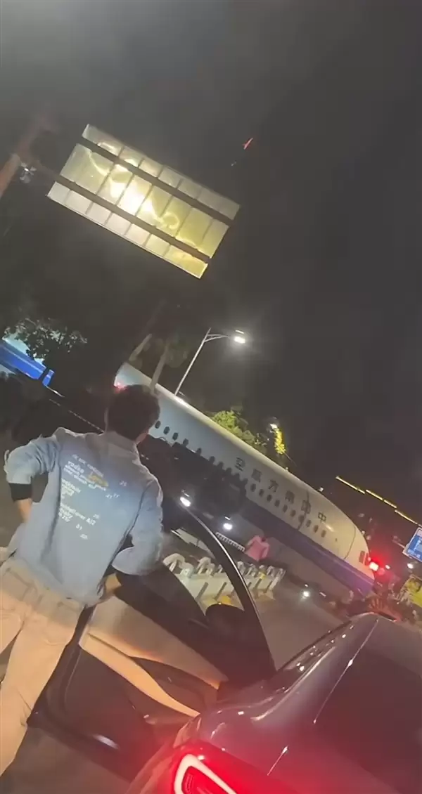 男子拍到武汉街头出现飞机 官方回应：系旧机拆解转运