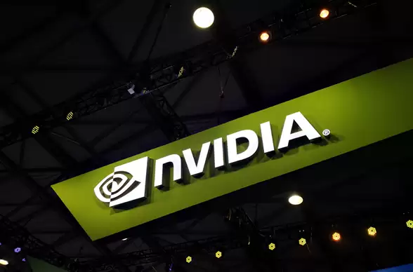 英伟达市值突破5万亿美元创新高，科技股普跌引发市场波动担忧