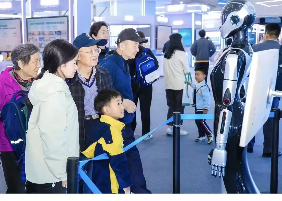 行业首个多模态语音交互机器人亮相连2025科大讯飞全球1024开发者节