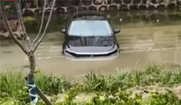 醉驾男子车内酣睡 醒来发现自己已在河里：还需承担刑责