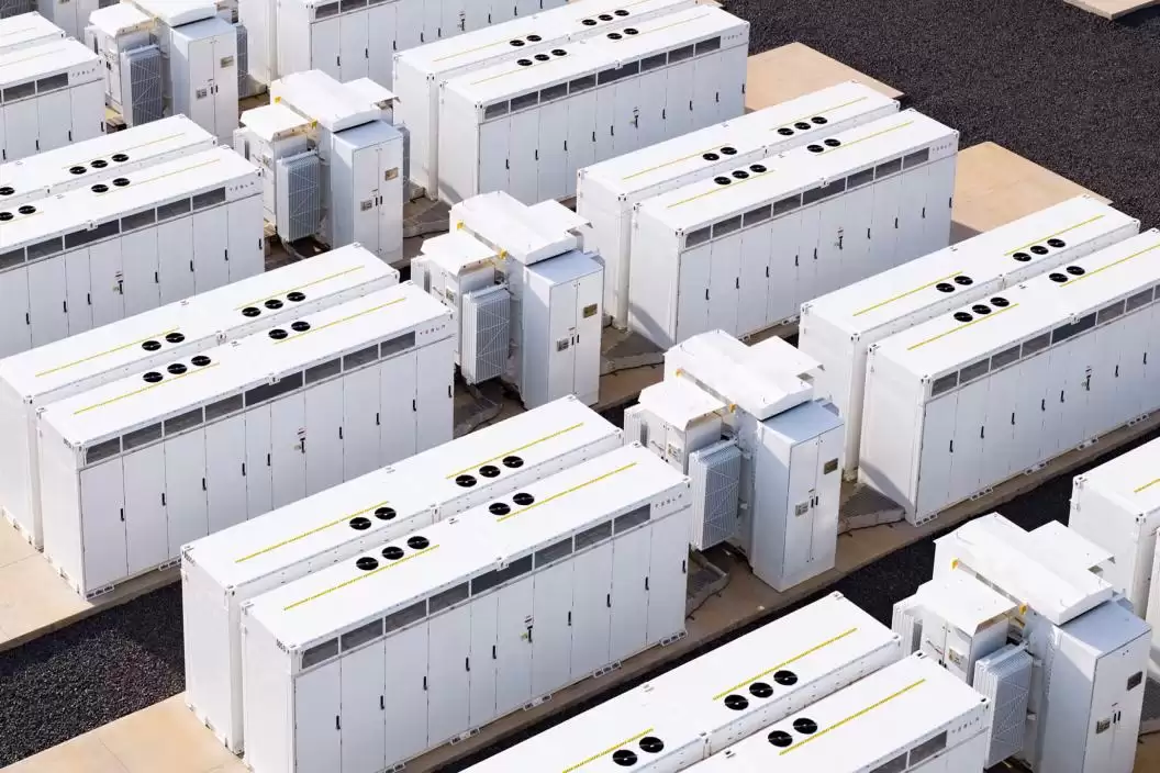 特斯拉 Cybercab 无人驾驶电动车亚太首秀，人形机器人一同亮相进博会