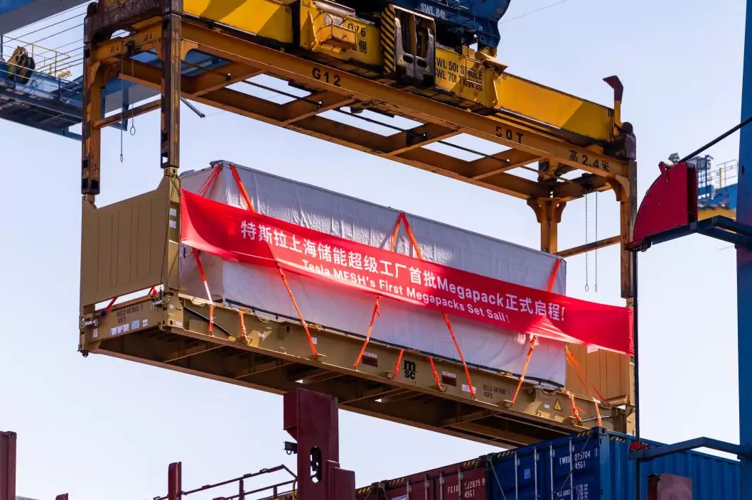 特斯拉 Cybercab 无人驾驶电动车亚太首秀，人形机器人一同亮相进博会