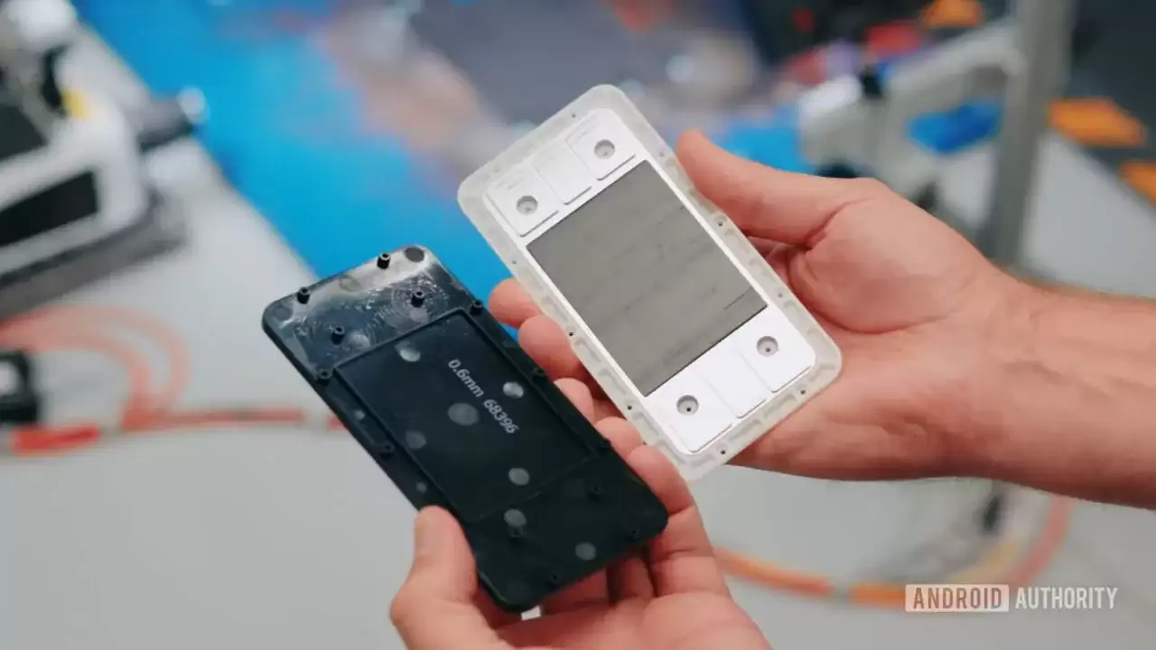 如何“折磨”一块玻璃？初探康宁实验室，机器人自动用砂纸摩擦屏幕盖板玻璃