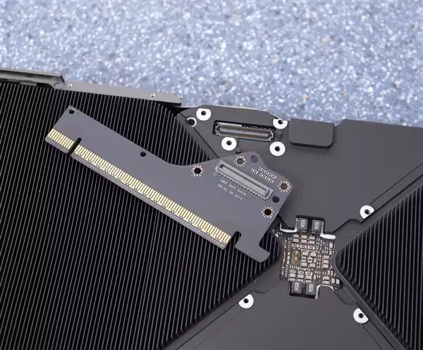 PCIe接口损坏 2万元的RTX 5090原地报废！NVIDIA终于同意换新