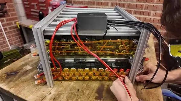 DIY大神使用500个一次性电子烟：成功为自己房屋供电！