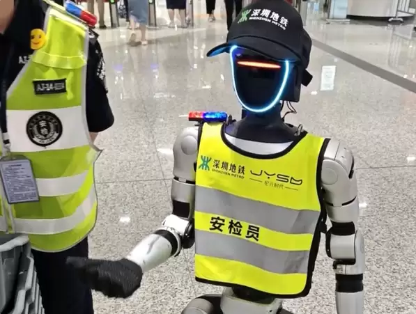 是否裁人引热议!深圳地铁启用机器人担任安检员