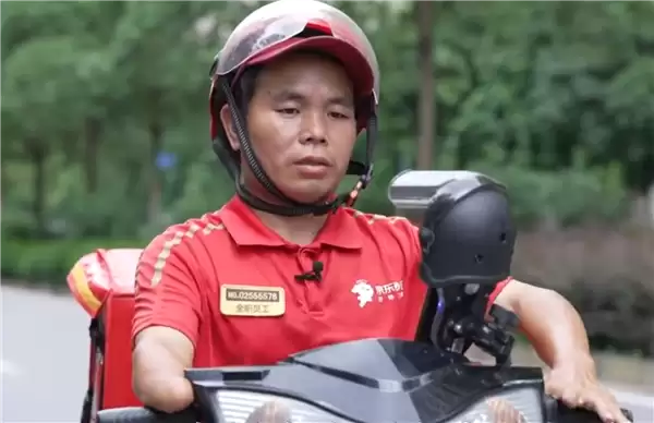 46岁断臂大叔跑外卖养家还债：起步时一月超30单 被骂到想哭