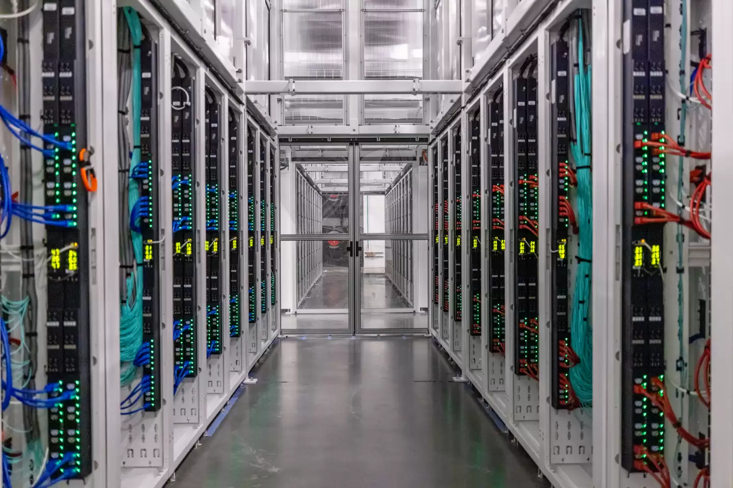 加码英伟达 AI 芯片，微软再签两笔合计超百亿美元云算力订单