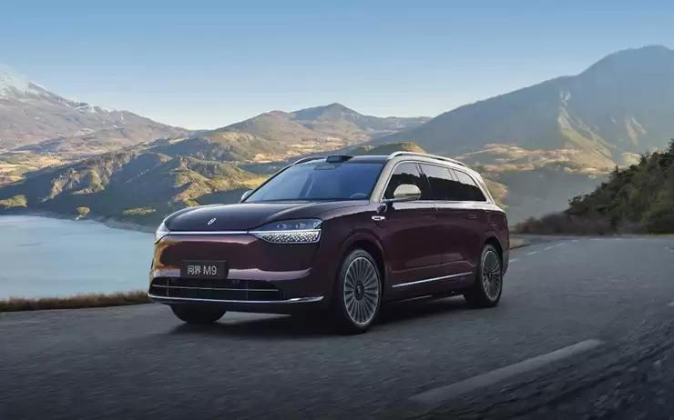 赛力斯在港交所主板上市，募资净额140.16亿港元