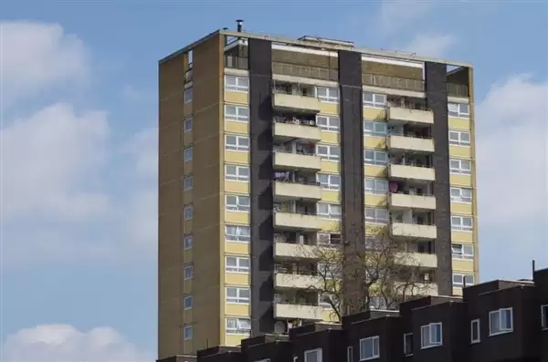 美国“晚买房”趋势加剧：首次购房者平均年龄升至40岁创纪录