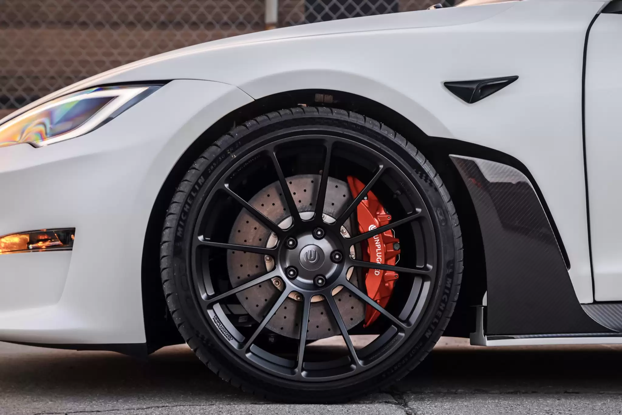 马斯克明确拒绝设立特斯拉高性能子品牌，专注自动驾驶研发