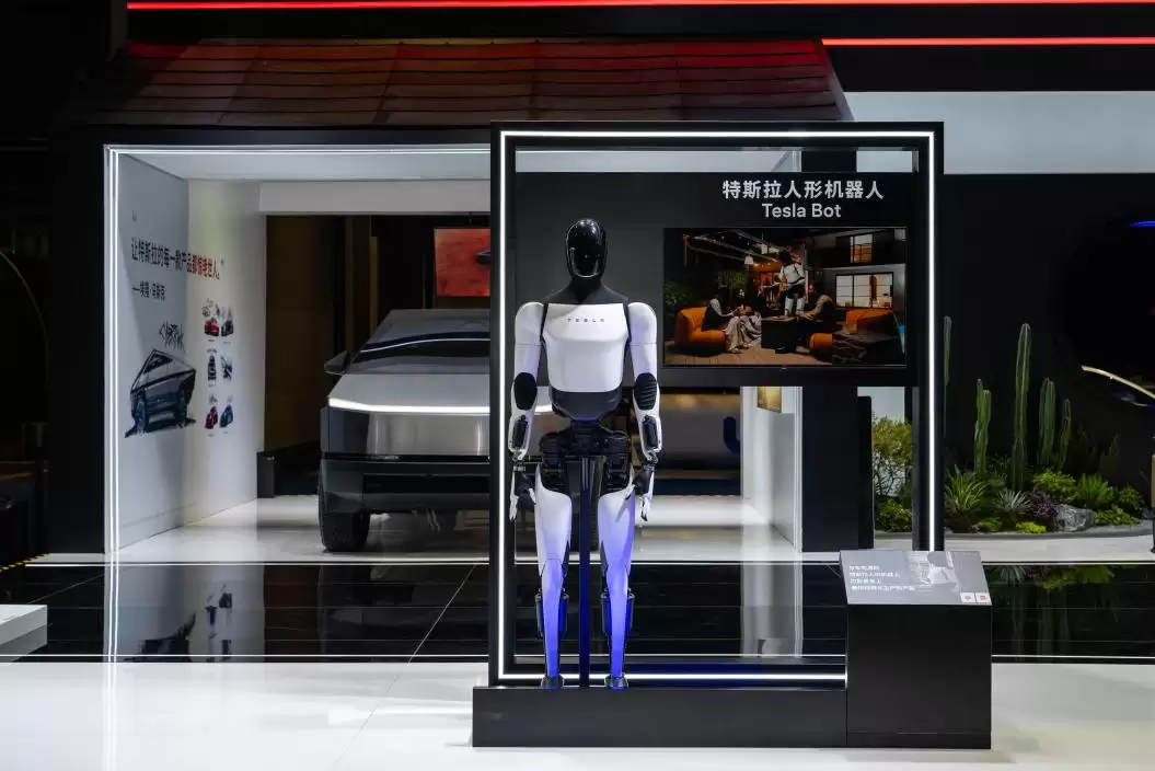 特斯拉 Cybercab 无人驾驶电动车亚太首秀，人形机器人一同亮相进博会
