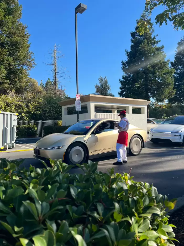 特斯拉 Cybercab 无人驾驶电动车亚太首秀，人形机器人一同亮相进博会