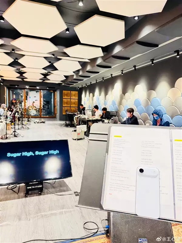 王心凌晒自拍照:新换的iPhone Air抢镜