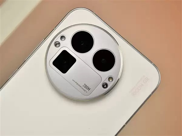 背屏、背部扬声器、可拆卸镜头模组：这些创新说明了什么