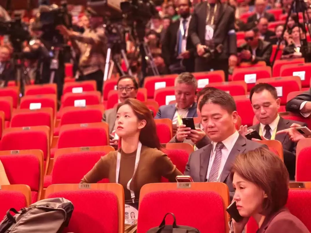 \ 005UcDGNly4i6tbucx3paj30tu0me4qp.webp