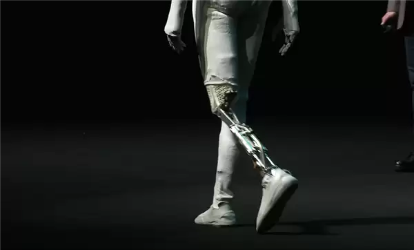 打破质疑！小鹏直播剪开机器人IRON外衣：里面不是真人