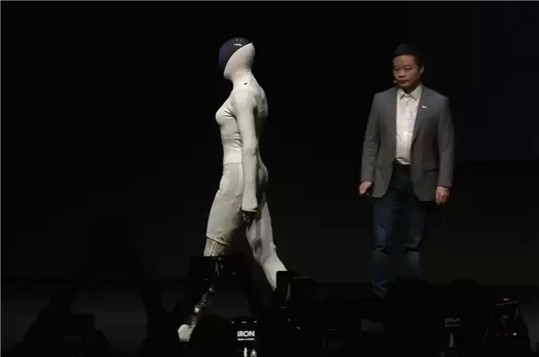 小鹏首款女性机器人现场“脱衣割肉”!历史上第一次机器人证明自己不是人