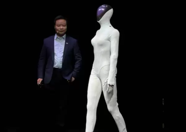 小鹏小姐姐机器人脱了衣服是这样模样 走路太像人了