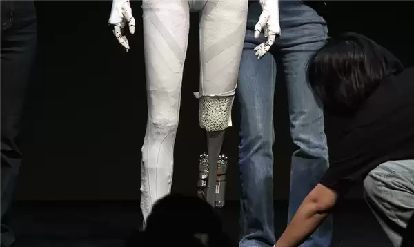 打破质疑！小鹏直播剪开机器人IRON外衣：里面不是真人