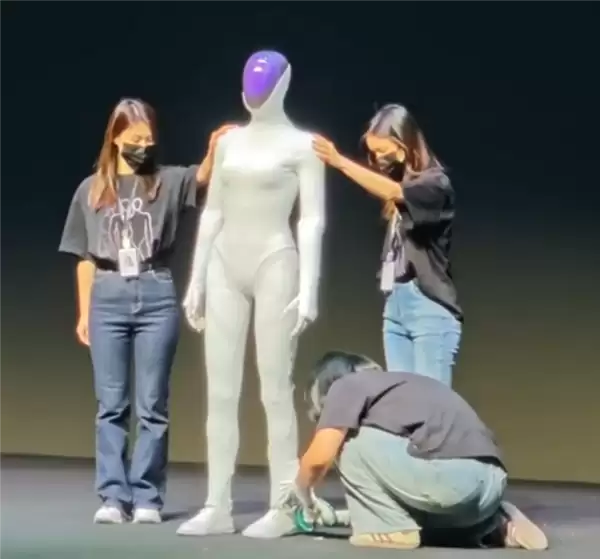 小鹏首款女性机器人现场“脱衣割肉”!历史上第一次机器人证明自己不是人