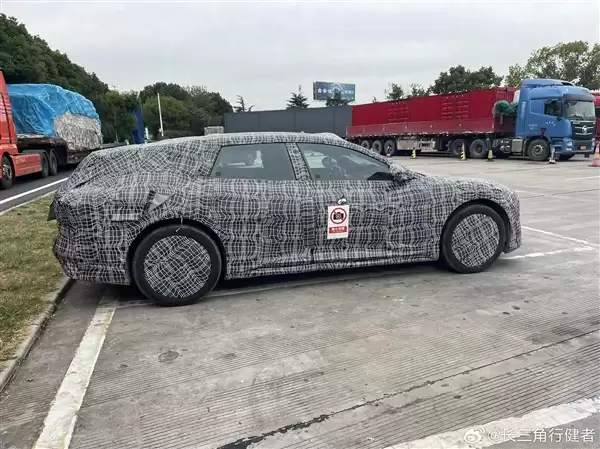 神秘新车现身高速服务区 知情人士称系阿维塔06猎装版