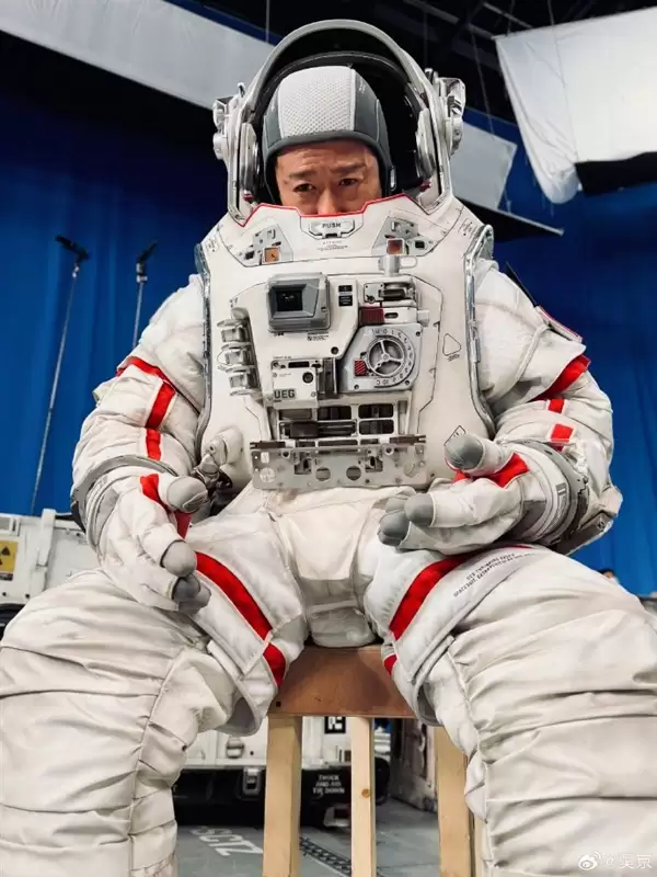 博主解析吴京《流浪地球3》航天服片场照细节+本人看后直呼佩服