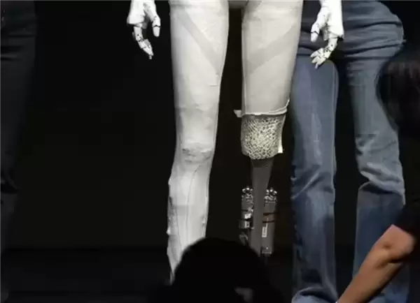 全球首位“AI机器人”代言人！小鹏全新一代Iron代言自家X9超级增程版