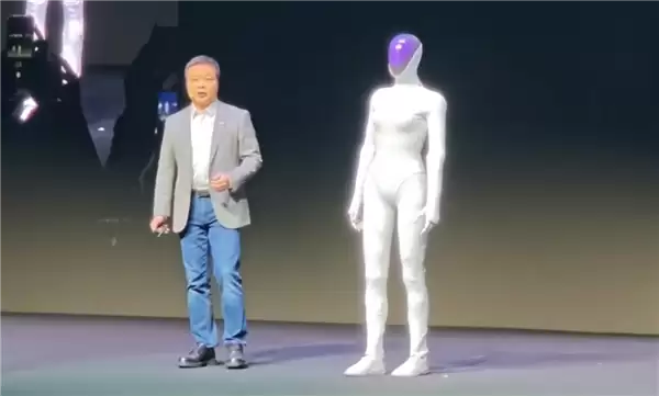 小鹏首款女性机器人现场“脱衣割肉”!历史上第一次机器人证明自己不是人