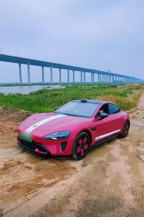 小米SU7竟被P成事故车造谣 女车主：好企业不该被大量抹黑