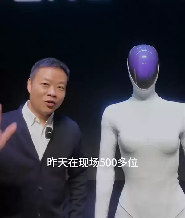 小鹏Iron机器人走路被质疑是真人 里面还穿着内裤!何小鹏脱衣展示