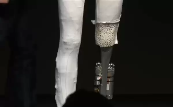 小鹏首款女性机器人现场“脱衣割肉”!历史上第一次机器人证明自己不是人