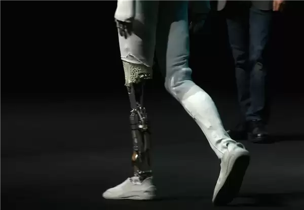 小鹏首款女性机器人现场“脱衣割肉”!历史上第一次机器人证明自己不是人