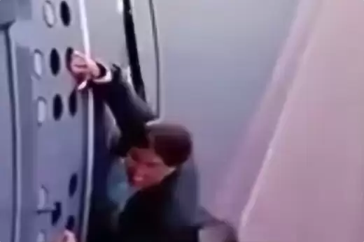 时速260公里!女博主徒手扒飞机:模仿汤姆·克鲁斯名场面