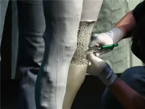 小鹏首款女性机器人现场“脱衣割肉”!历史上第一次机器人证明自己不是人