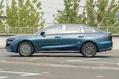 第五代帝豪升级亮相，燃油车市场再掀波澜