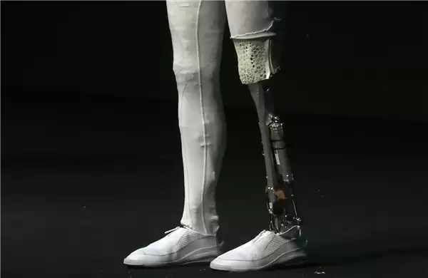 小鹏首款女性机器人现场“脱衣割肉”!历史上第一次机器人证明自己不是人