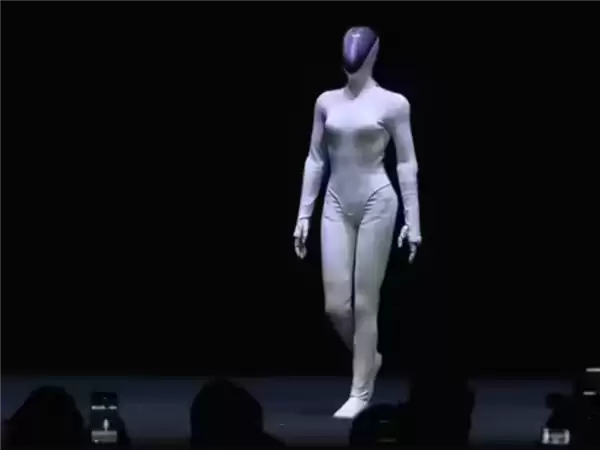 全球首位“AI机器人”代言人！小鹏全新一代Iron代言自家X9超级增程版