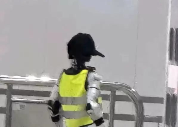 是否裁人引热议!深圳地铁启用机器人担任安检员