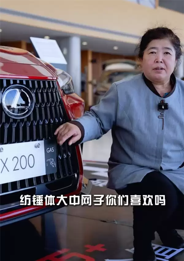 爆火！58岁保洁阿姨拍“土味说车”视频出圈：这黢黑大铧犁你喜欢吗